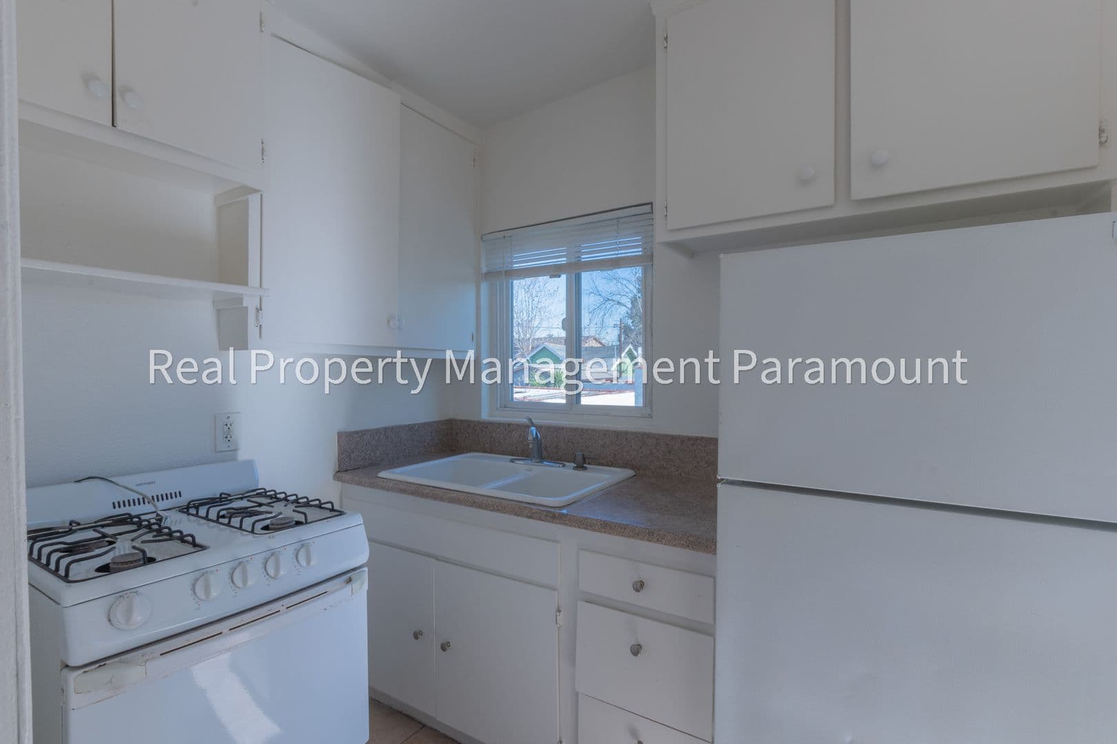 Los Angeles Apartment: 335 1/2 W 57th St