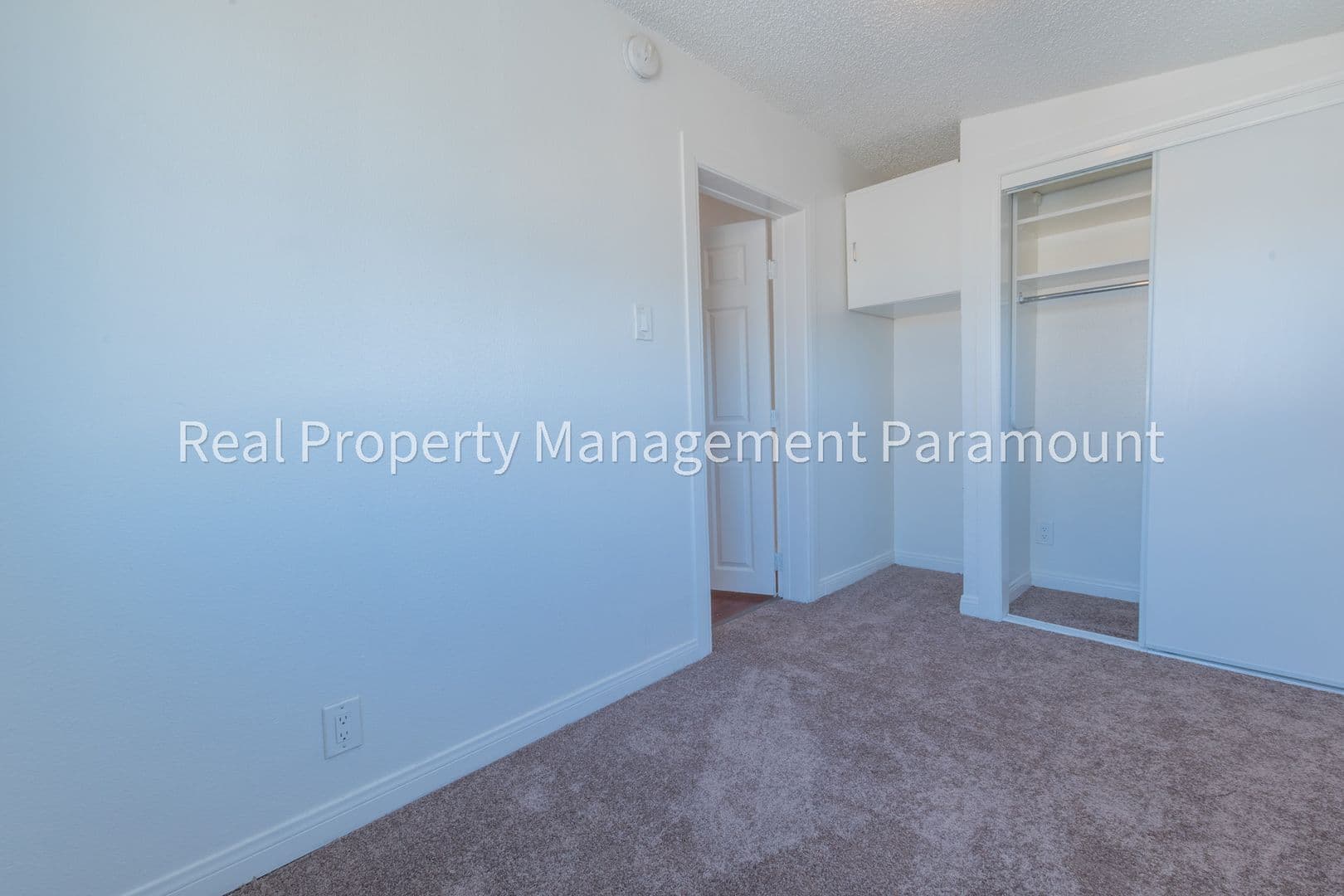 Los Angeles Apartment: 335 1/2 W 57th St