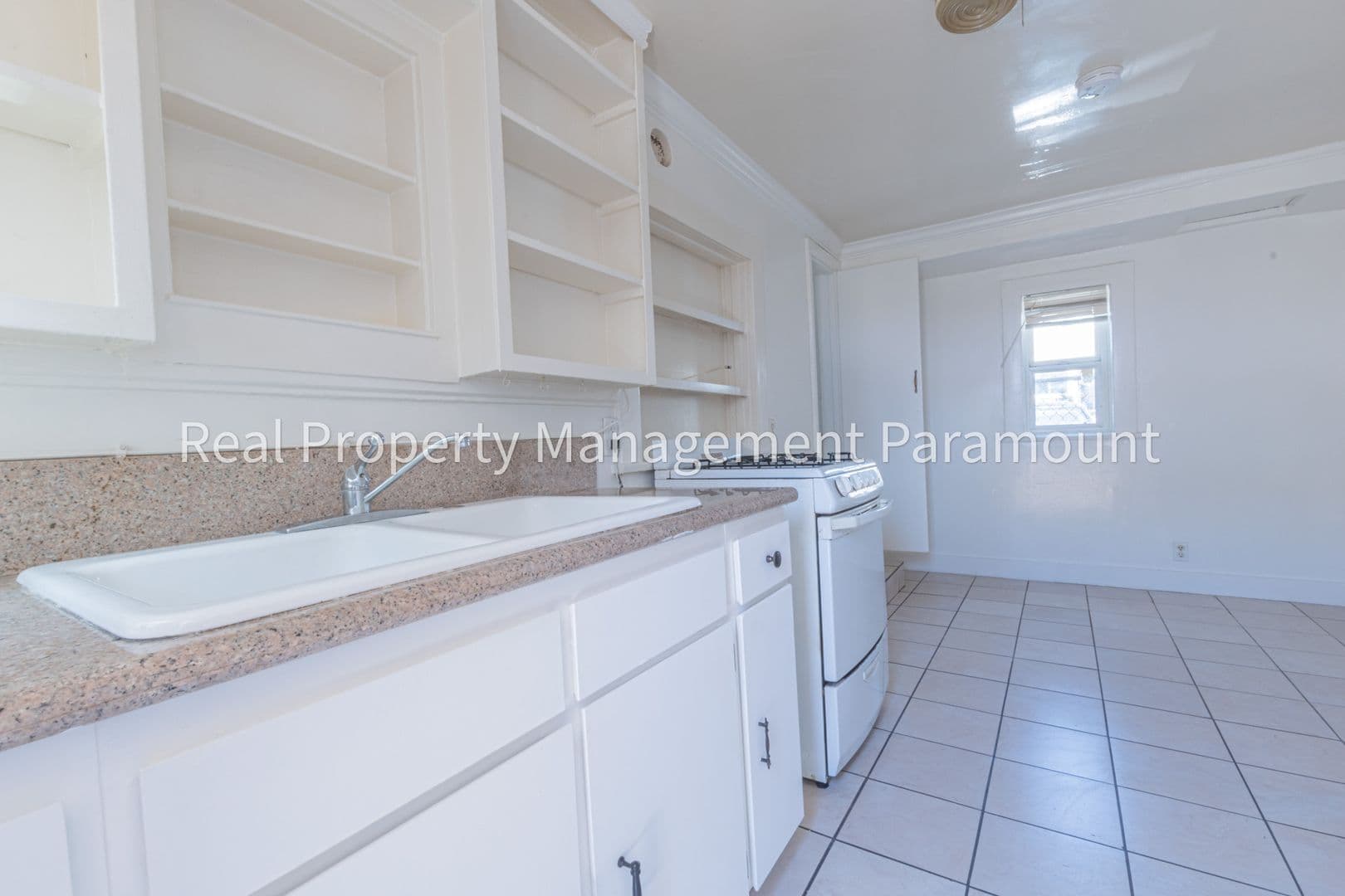 Los Angeles Apartment: 335 1/4 W 57th St