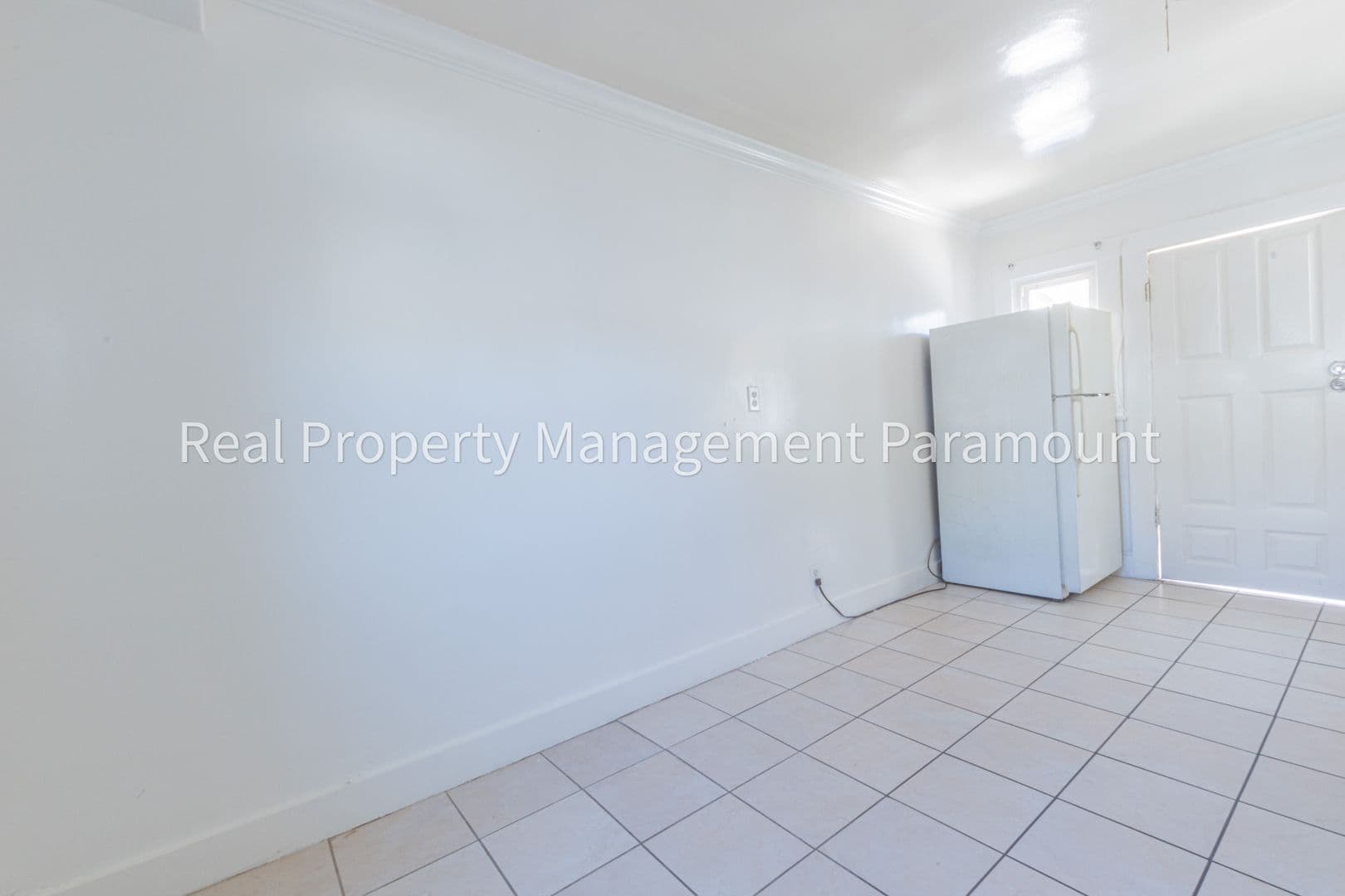 Los Angeles Apartment: 335 1/4 W 57th St