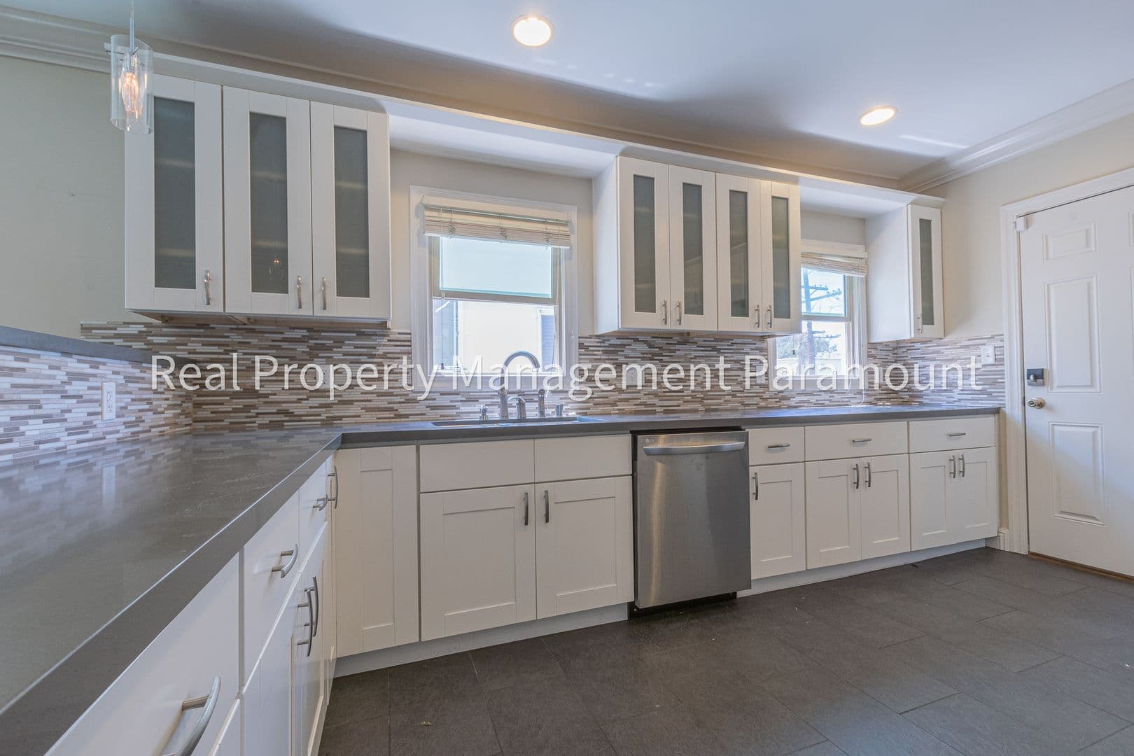Los Angeles Apartment: 1925 South Harcourt Avenue,