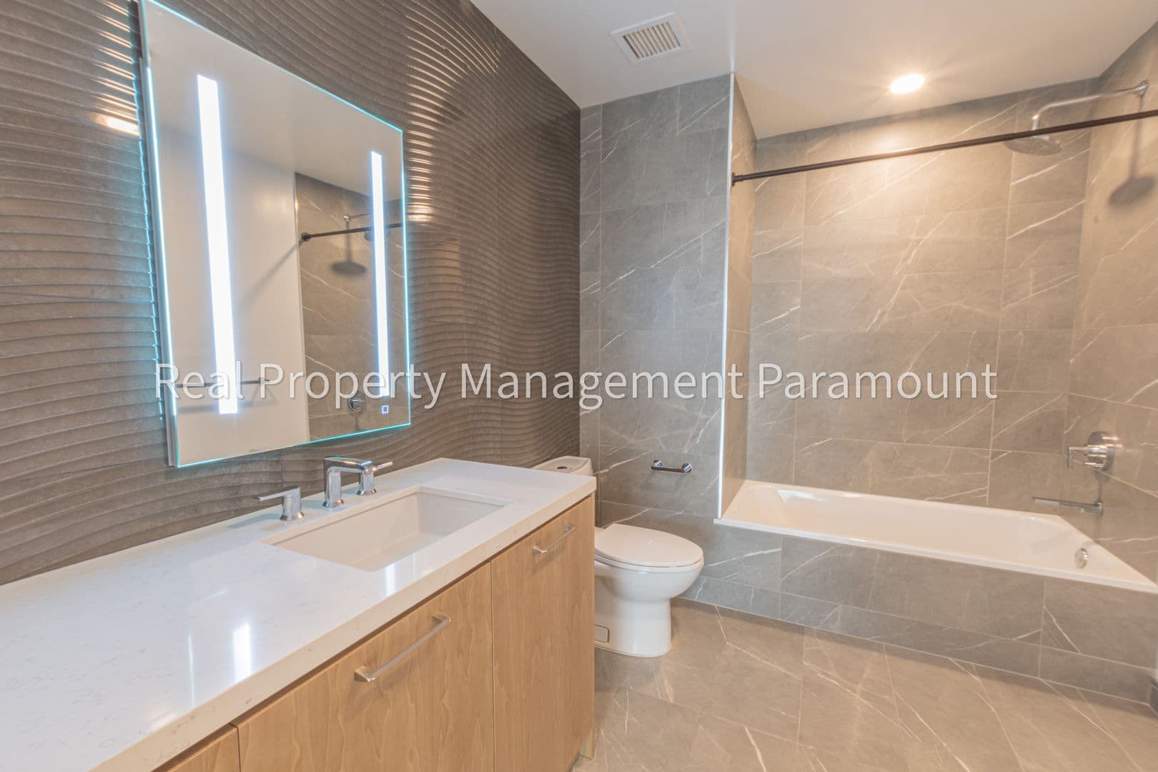 Los Angeles Condo: 400 S Broadway #1301