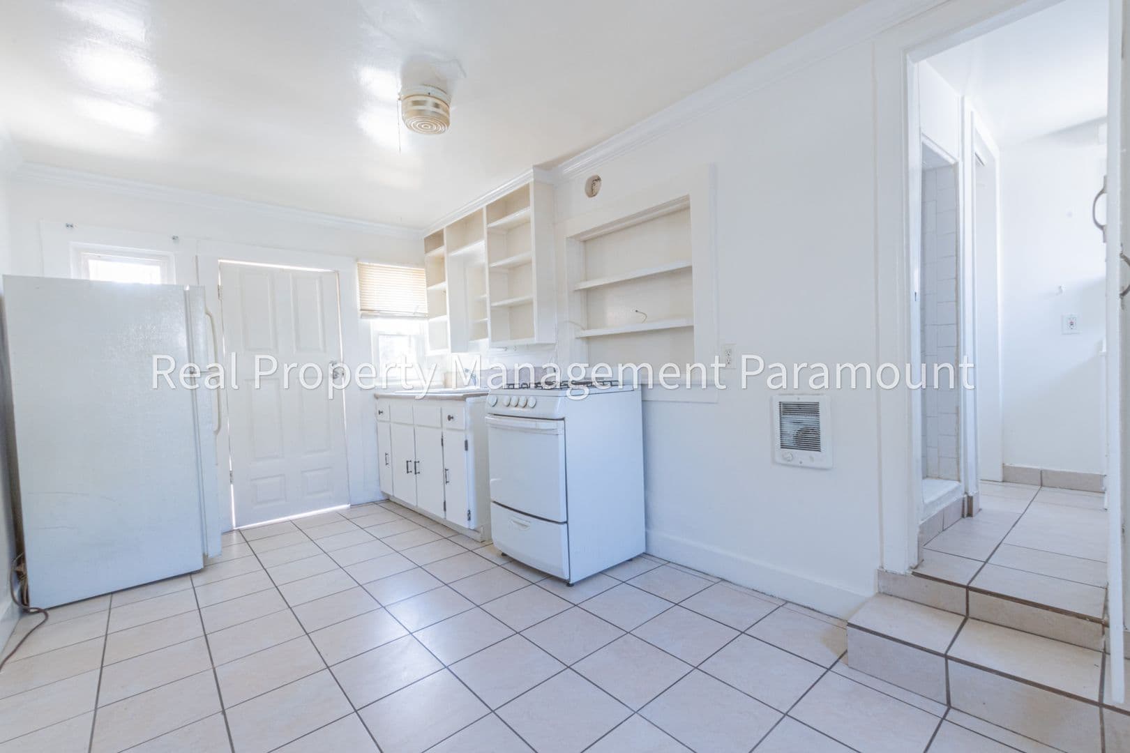 Los Angeles Apartment: 335 1/4 W 57th St
