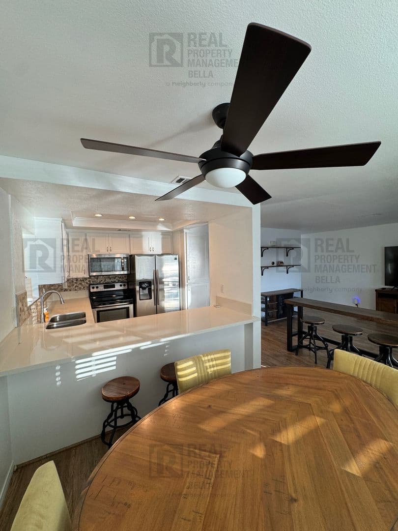 Canyon Lake House: 24311 Canyon Lake Dr N
