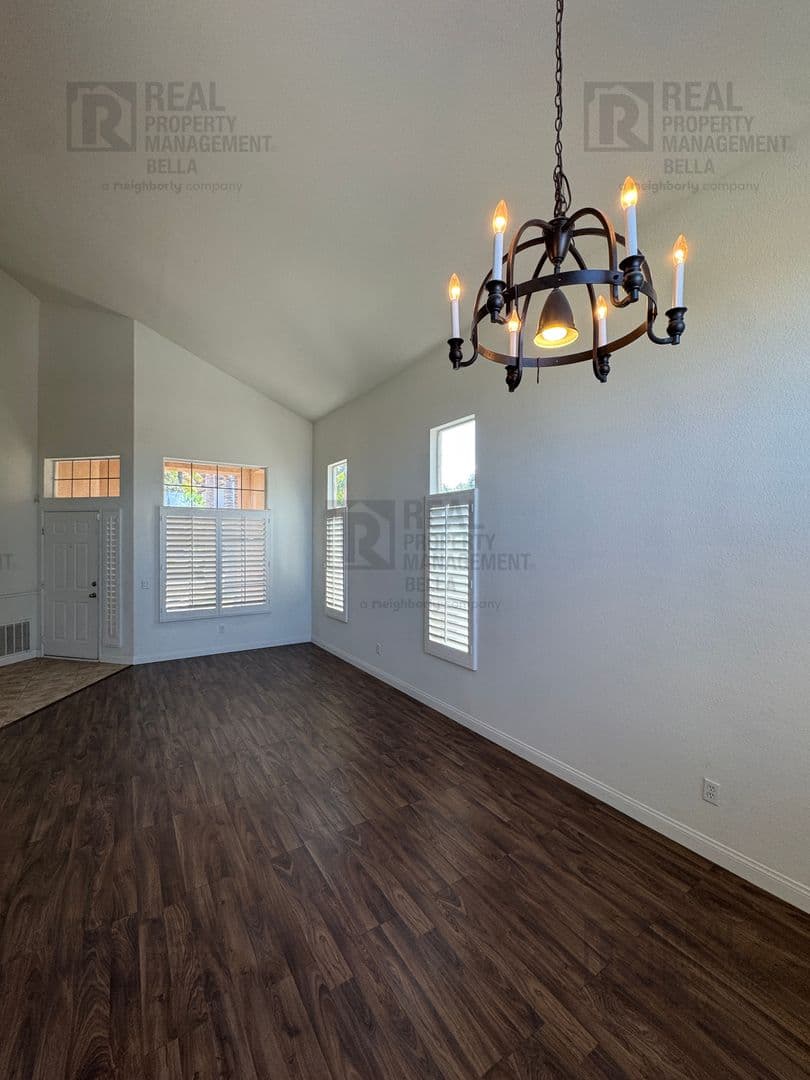 Lake Elsinore House: 23 Bella Donaci