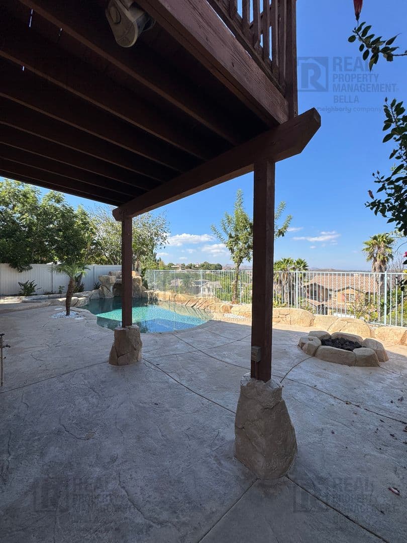 Lake Elsinore House: 23 Bella Donaci
