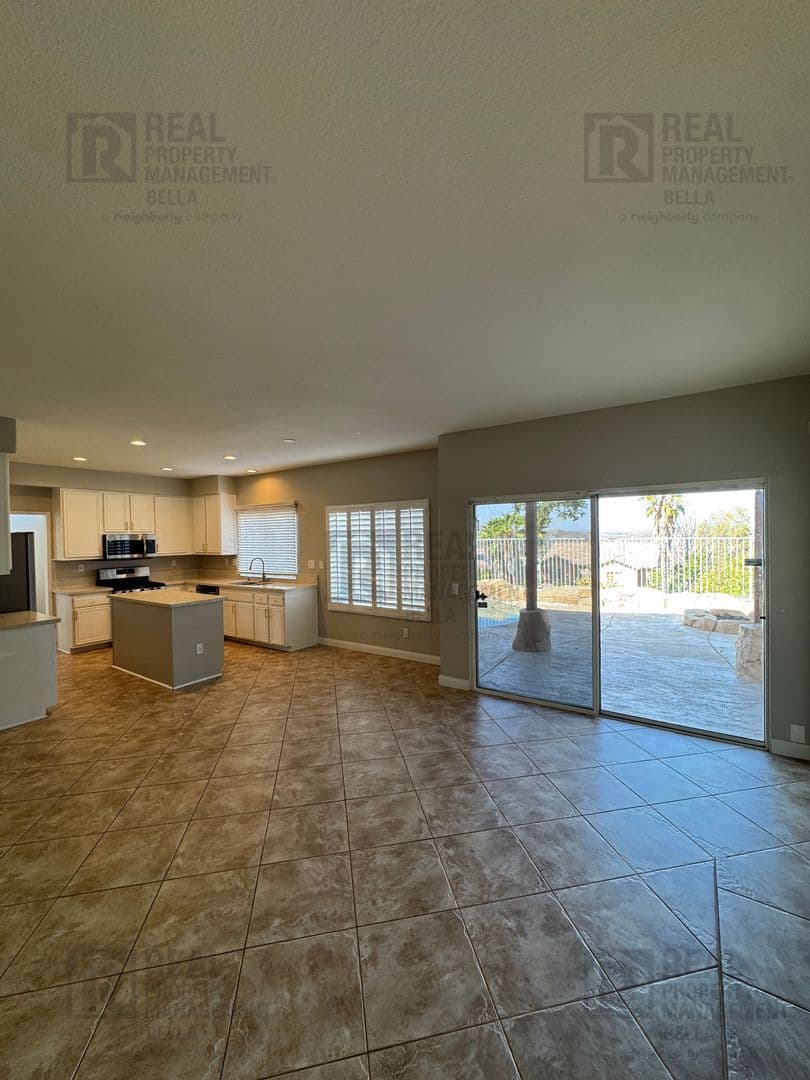 Lake Elsinore House: 23 Bella Donaci