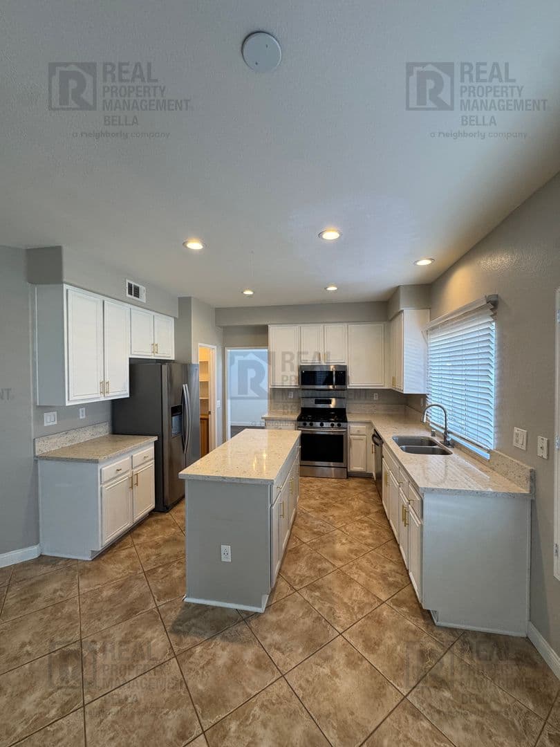Lake Elsinore House: 23 Bella Donaci