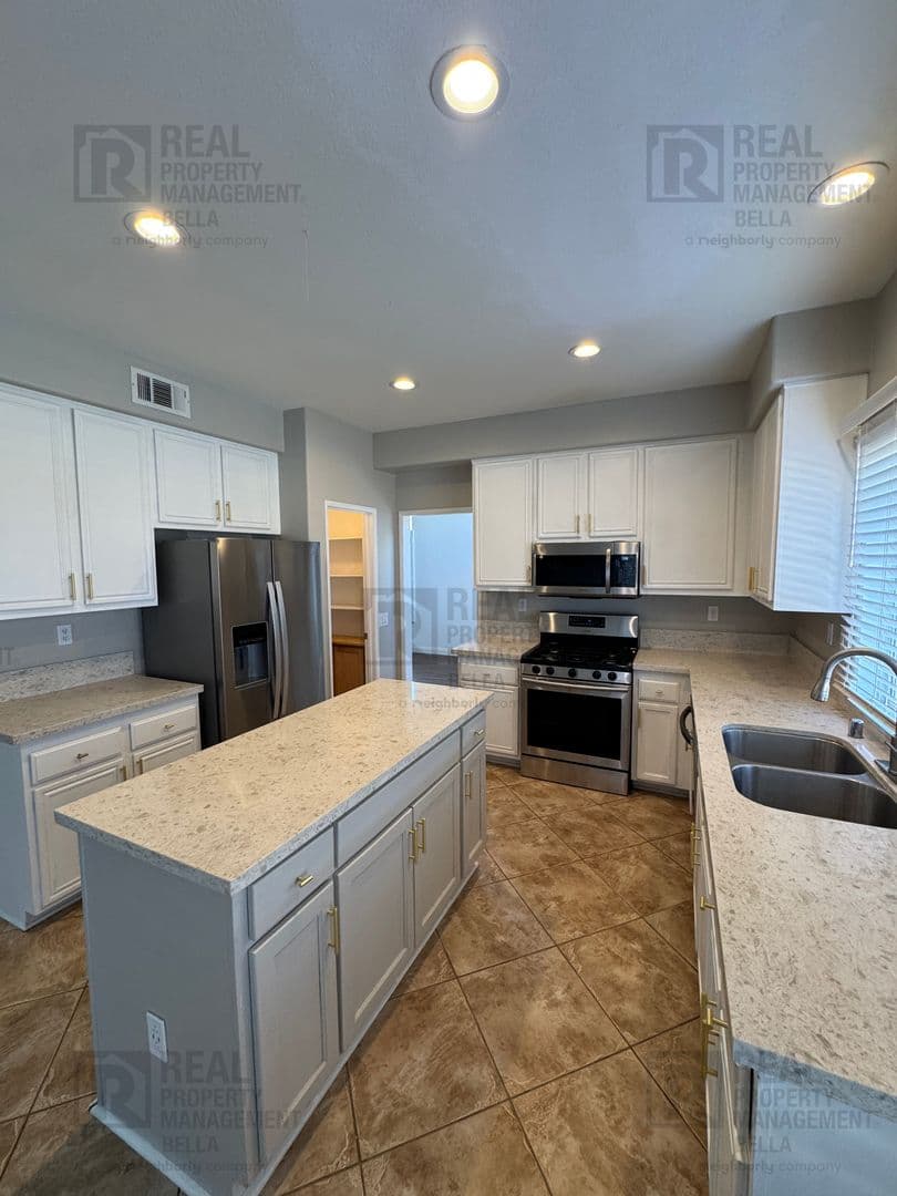 Lake Elsinore House: 23 Bella Donaci