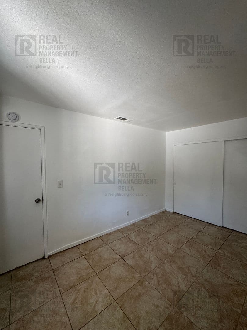 Hemet Apartment: 41987/41989 Briarwood Ave.