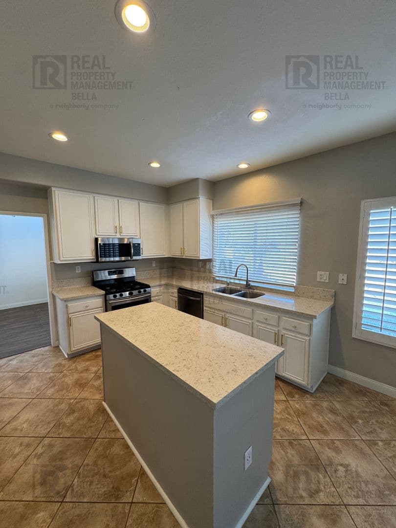 Lake Elsinore House: 23 Bella Donaci