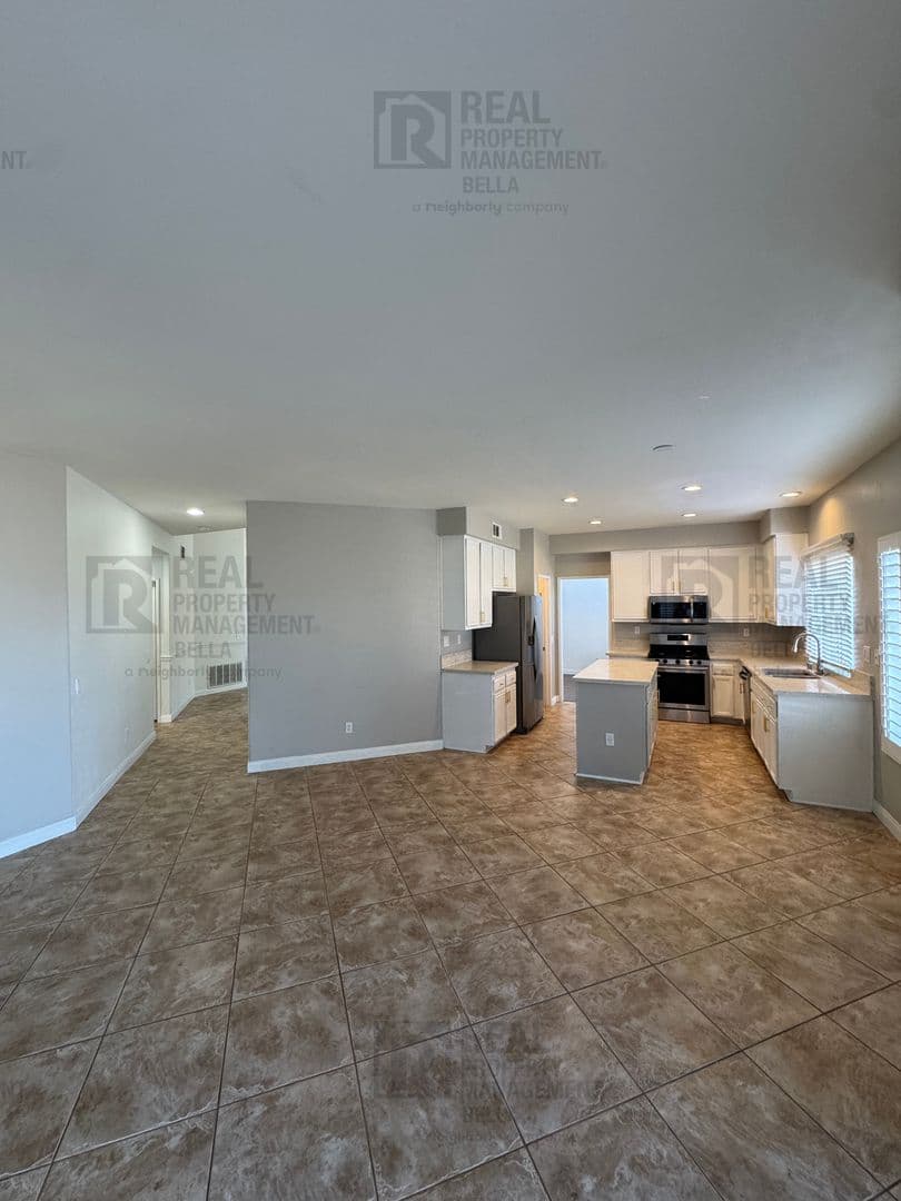 Lake Elsinore House: 23 Bella Donaci