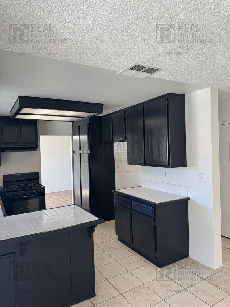 Perris House: 1330 Wrigley Ln