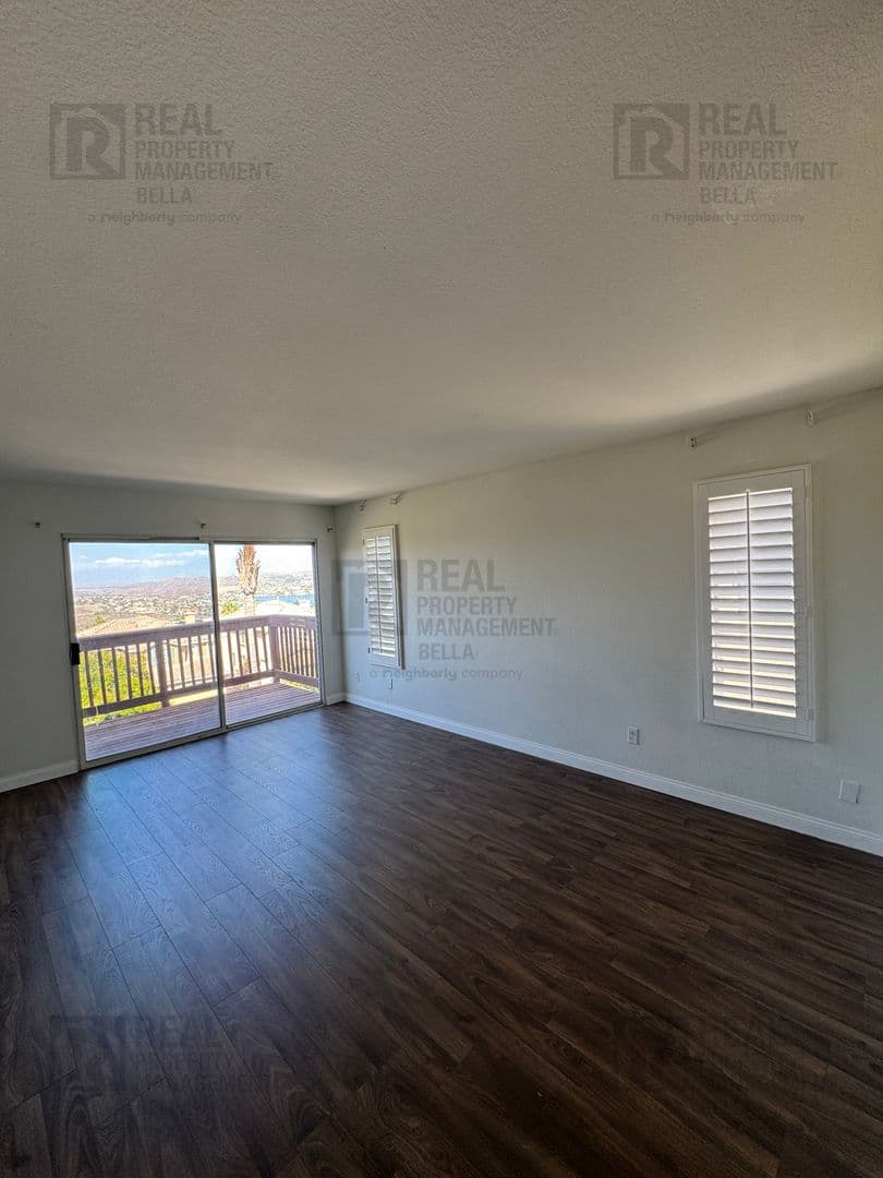 Lake Elsinore House: 23 Bella Donaci
