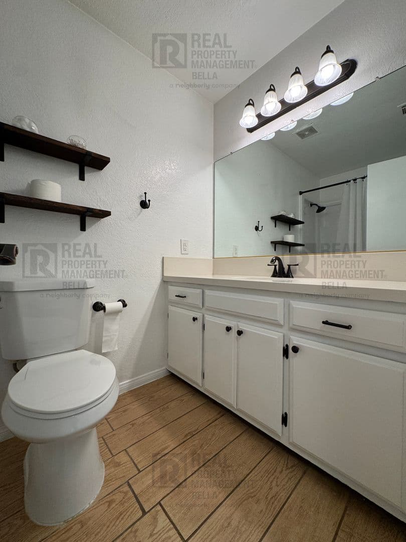 Canyon Lake House: 24311 Canyon Lake Dr N