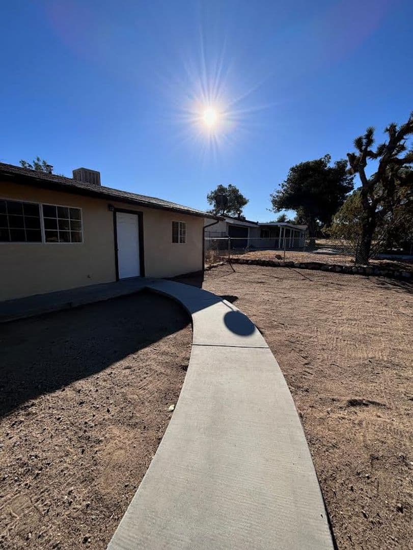 Yucca Valley House: 7423 Dumosa Avenue