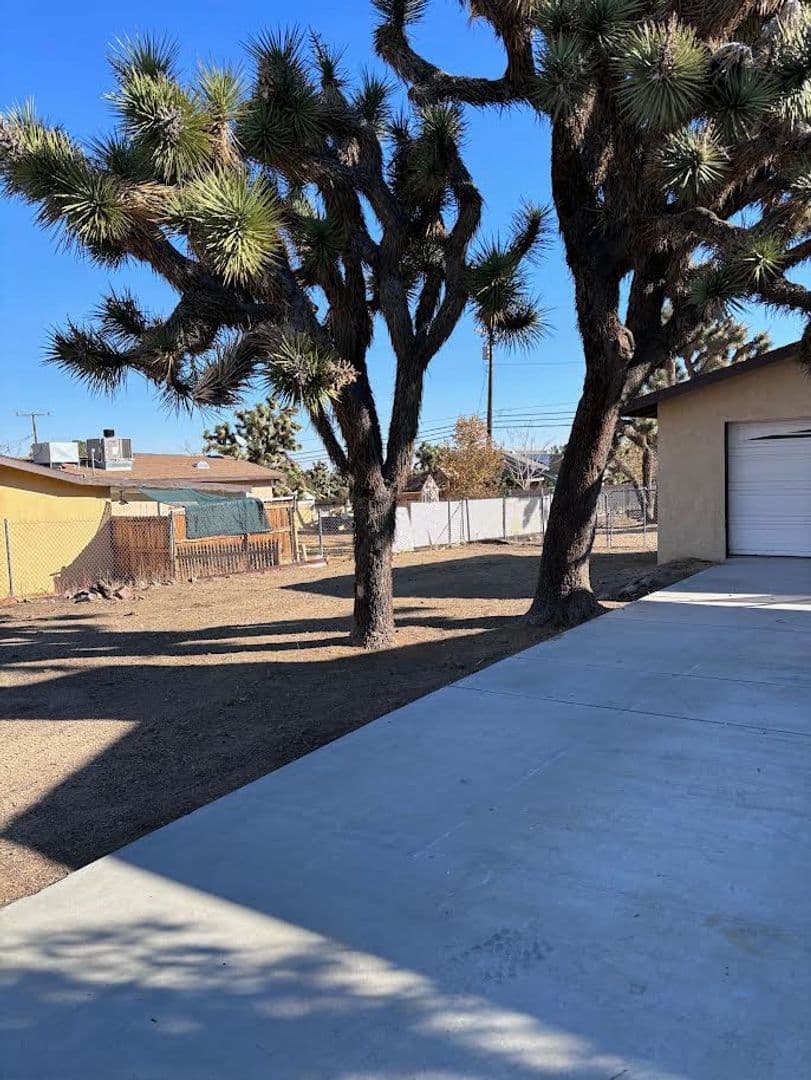 Yucca Valley House: 7423 Dumosa Avenue