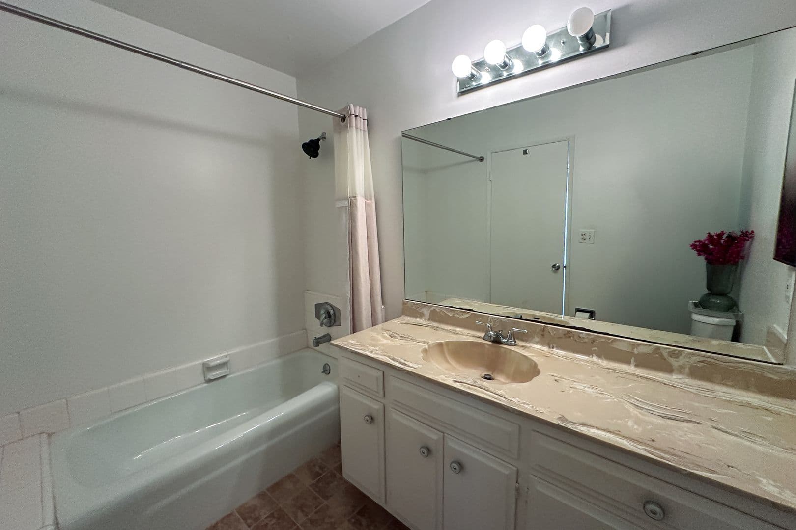 Culver City Condo: 6250 Buckingham Pkwy #208