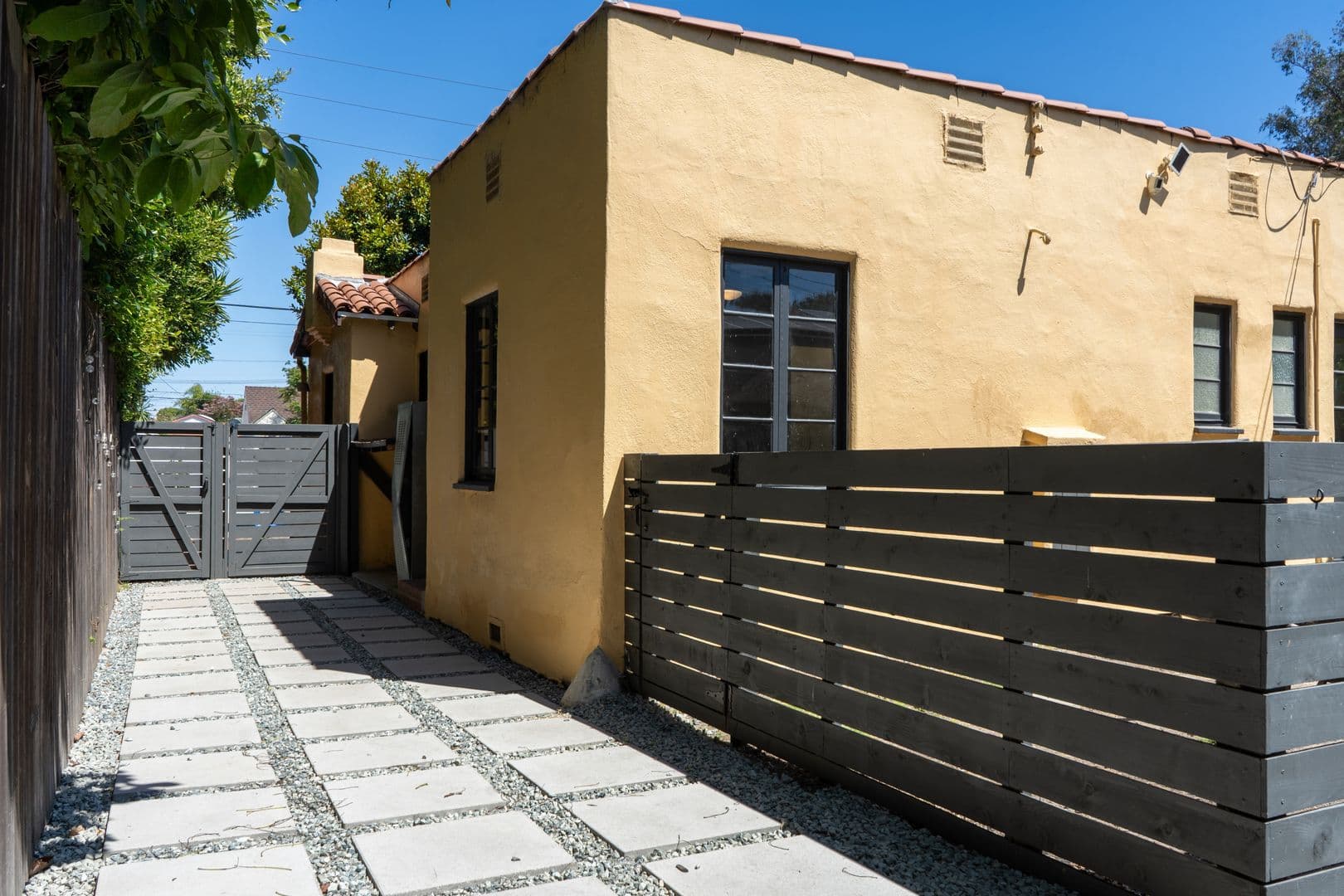 Los Angeles House: 1521 S Stanley Ave