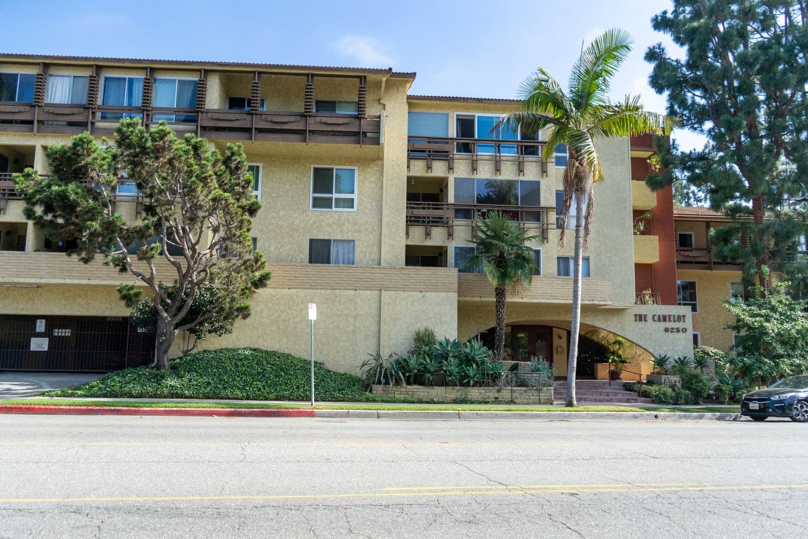 Culver City Condo: 6250 Buckingham Pkwy #208