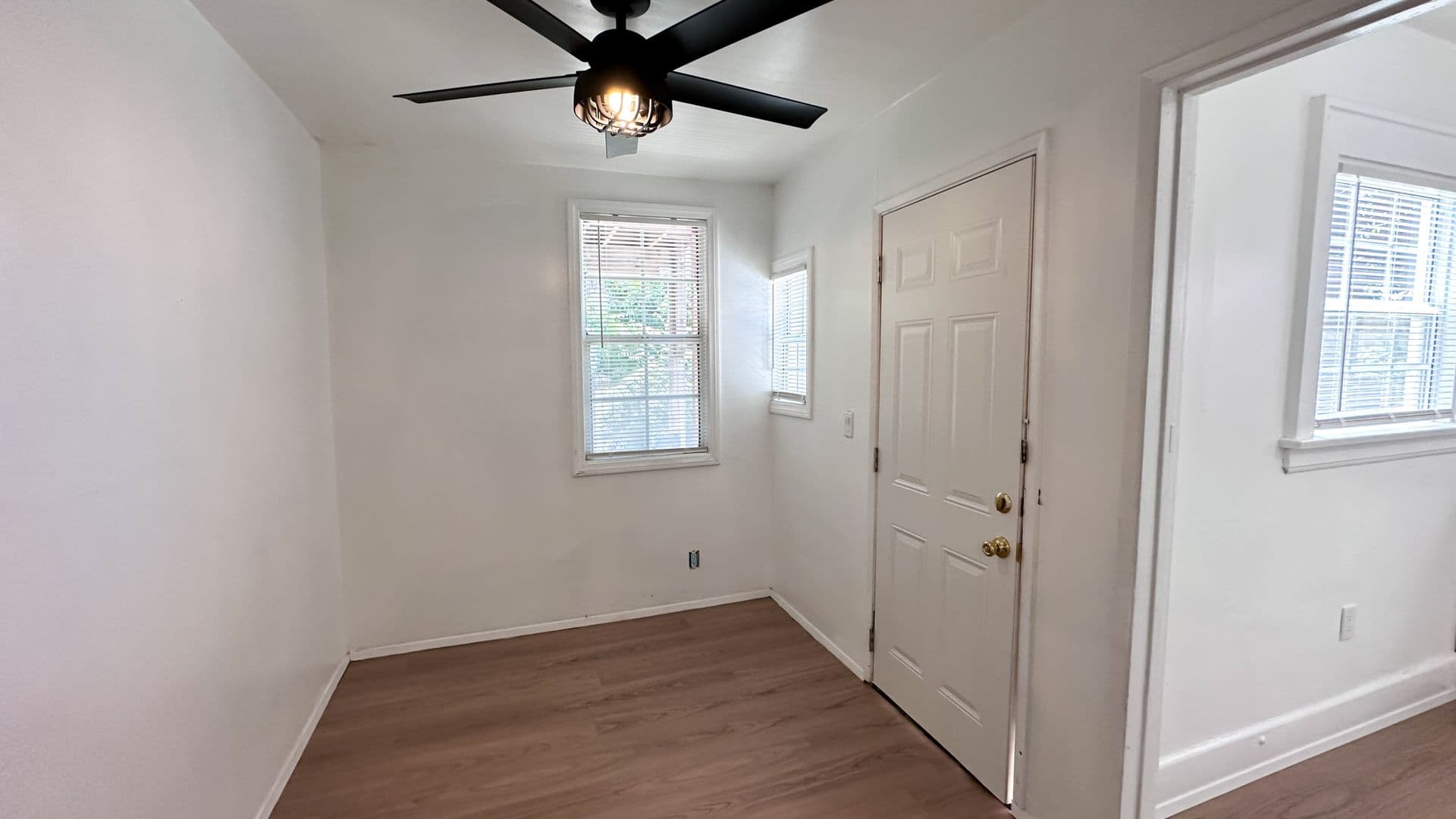 Long Beach Apartment: 1252 E Broadway