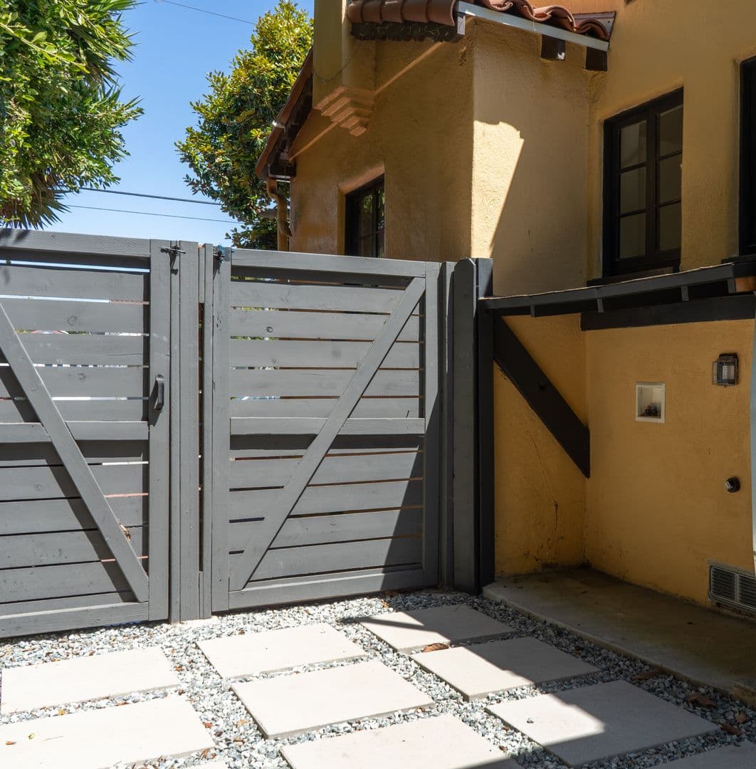 Los Angeles House: 1521 S Stanley Ave