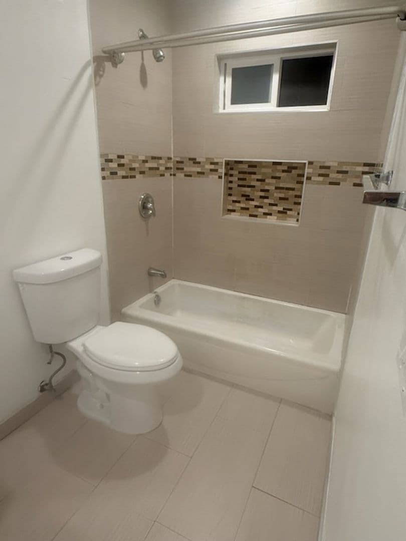 Los Angeles Apartment: 1210 E 68th St
