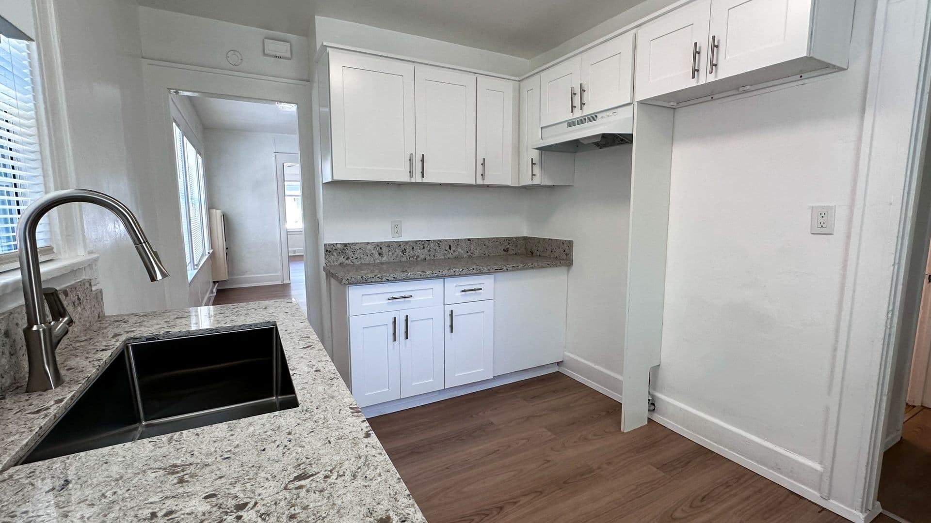 Long Beach Apartment: 1252 E Broadway