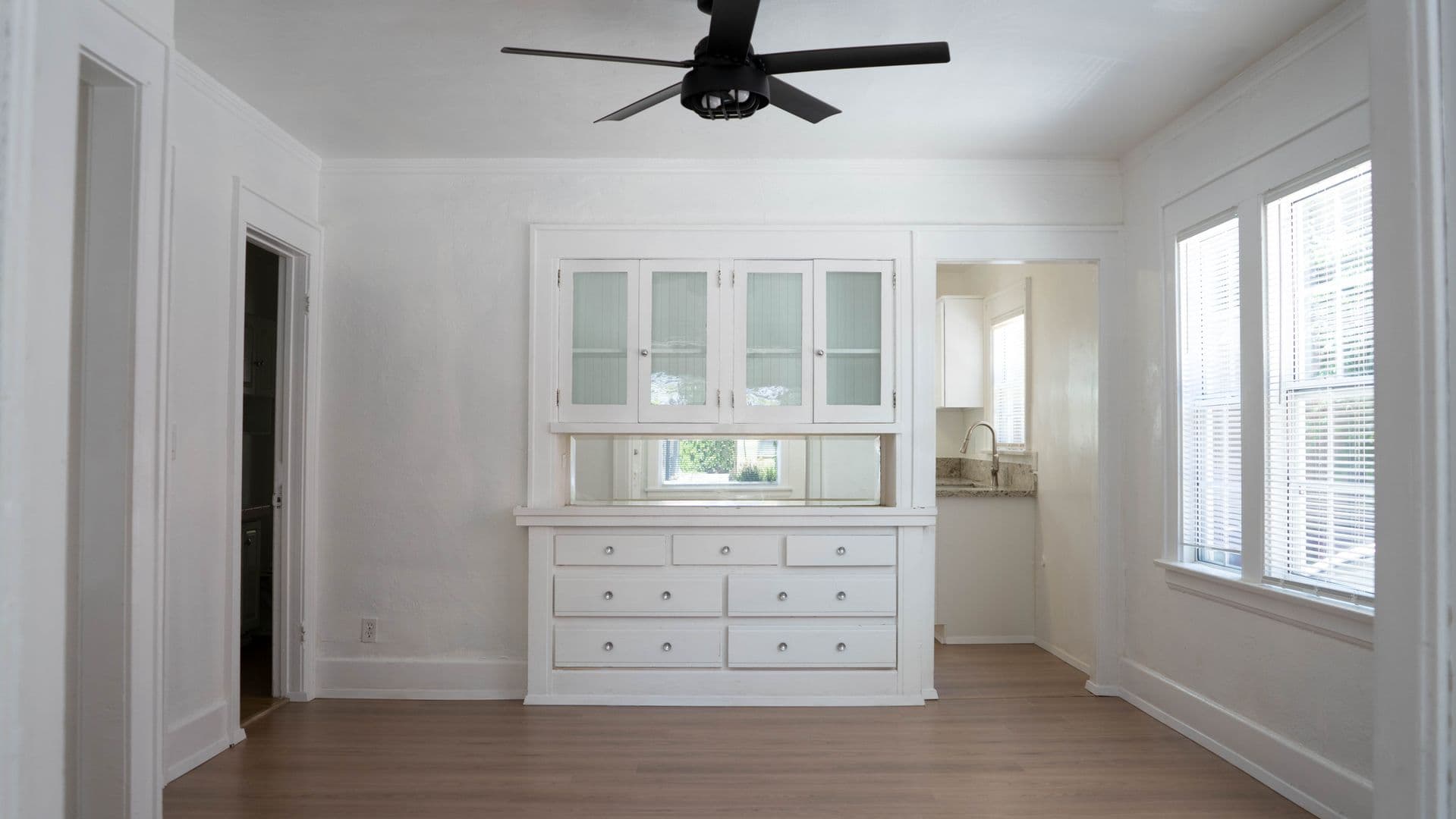 Long Beach Apartment: 1252 E Broadway
