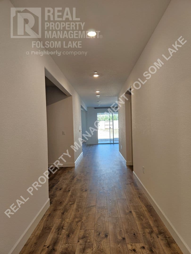 Roseville House: 433 Crescent Moon Crt