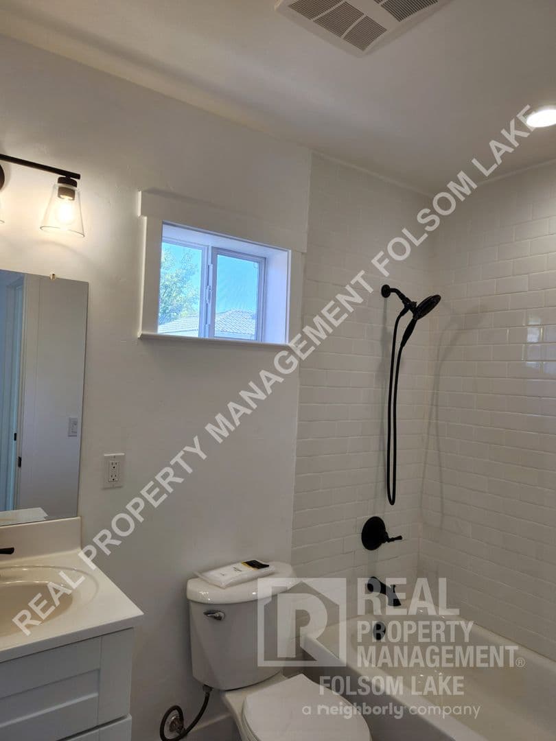 Folsom House: 814 1/2 Rumsey Way