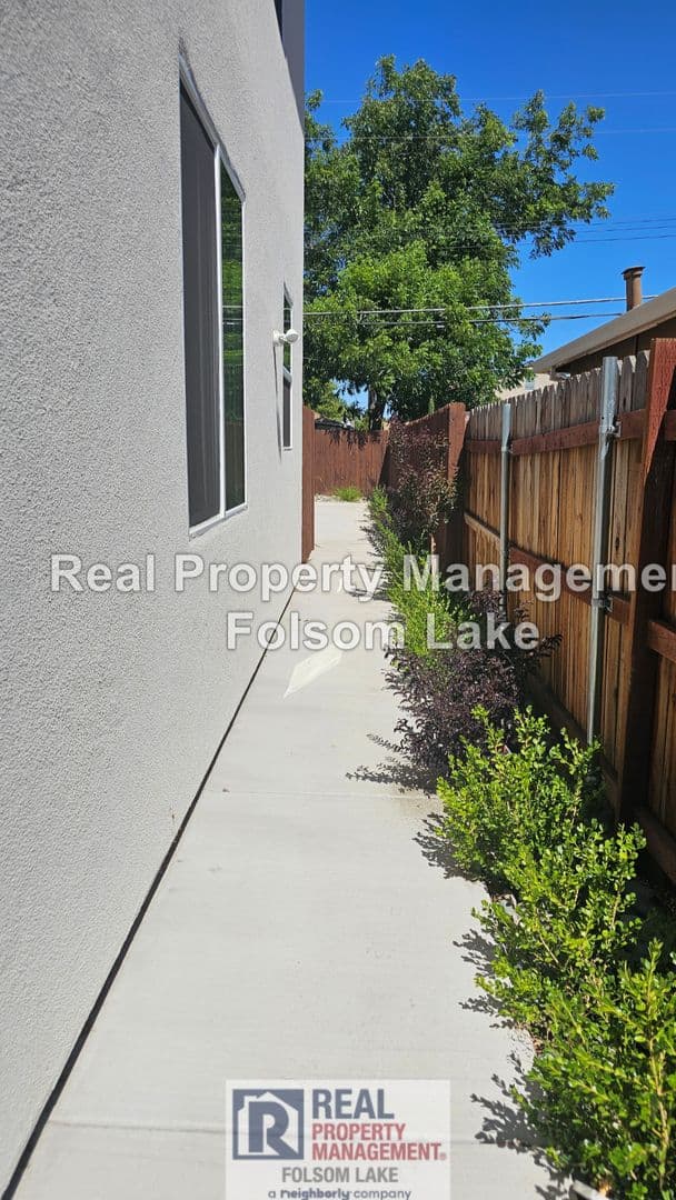 Sacramento House: 5453-2 Bradford Drive
