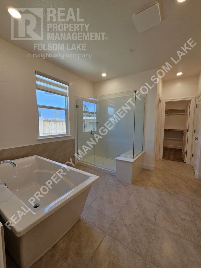 Roseville House: 433 Crescent Moon Crt