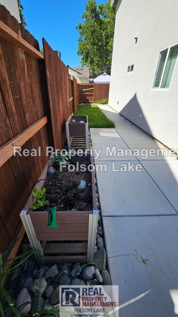 Sacramento House: 5453-2 Bradford Drive