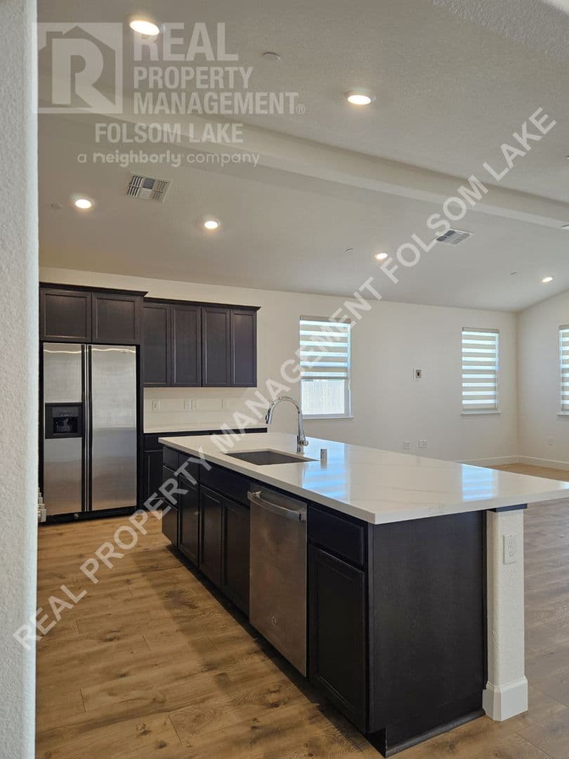 Roseville House: 433 Crescent Moon Crt