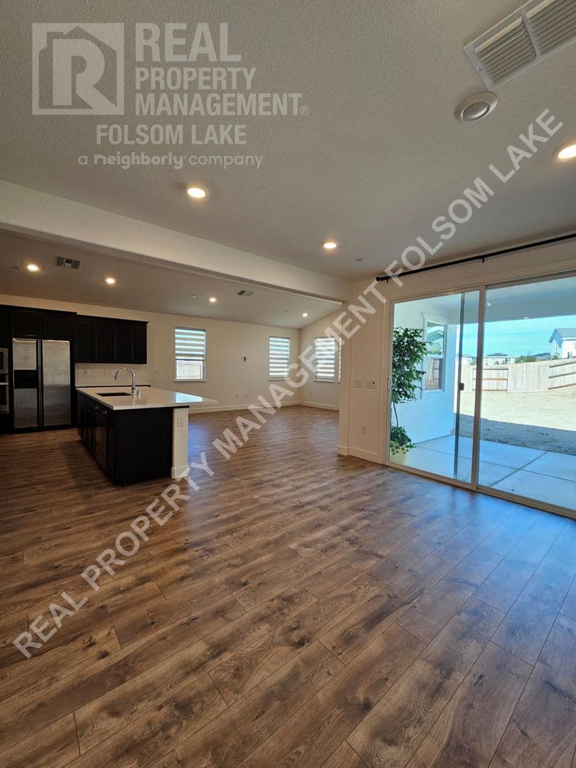 Roseville House: 433 Crescent Moon Crt