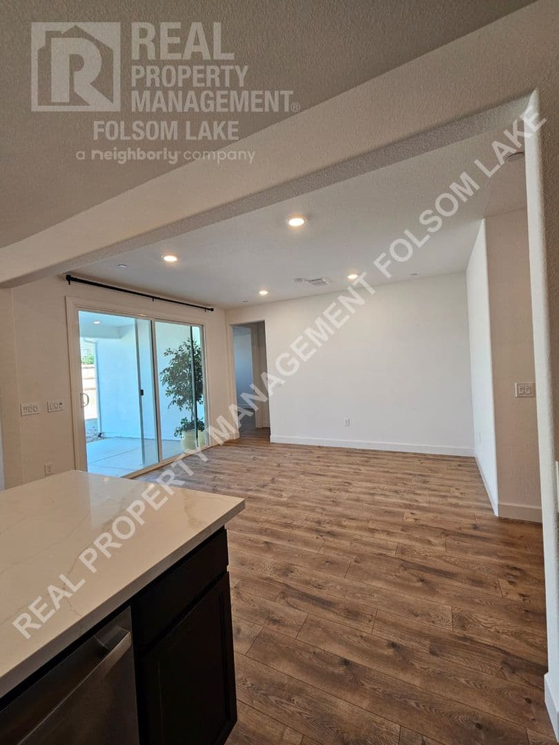 Roseville House: 433 Crescent Moon Crt