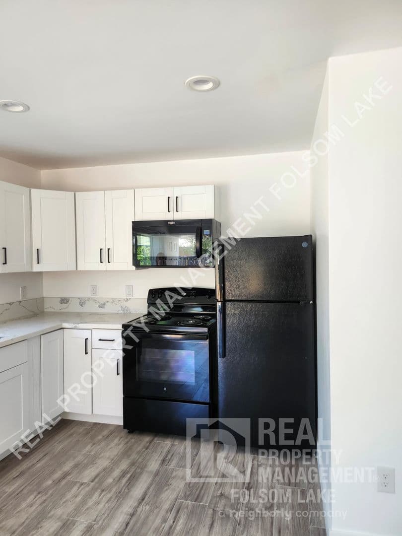 Folsom House: 814 1/2 Rumsey Way