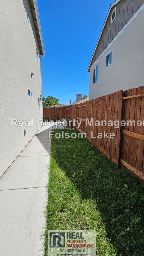 Sacramento House: 5453-2 Bradford Drive