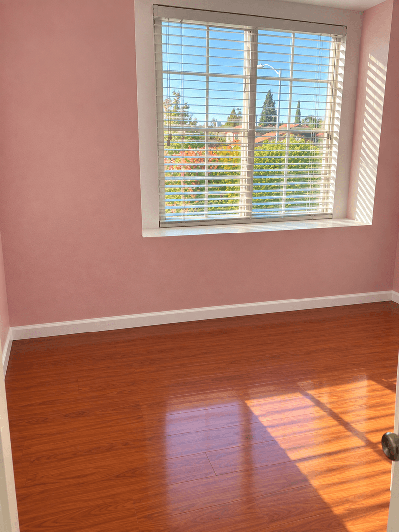 Livermore House: 6308 Scenic Ave