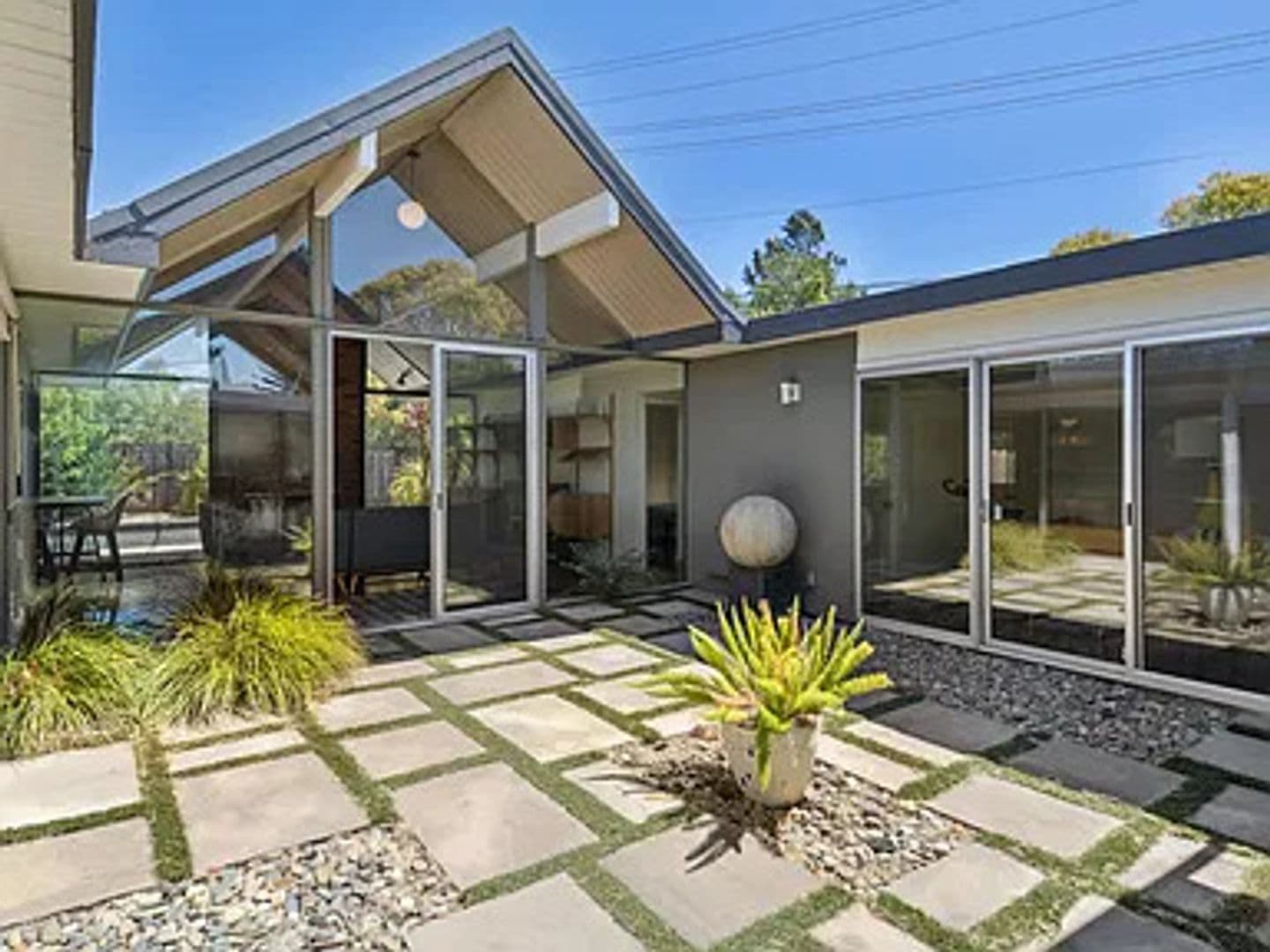 Concord House: 3767 Gainsborough Dr