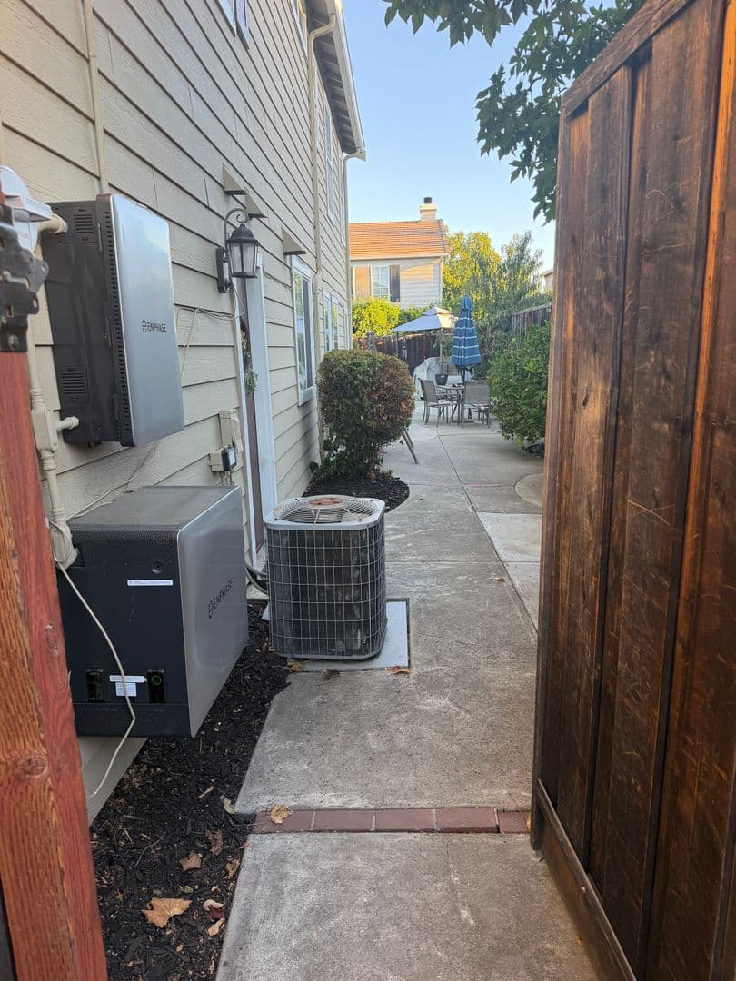 Livermore House: 6308 Scenic Ave