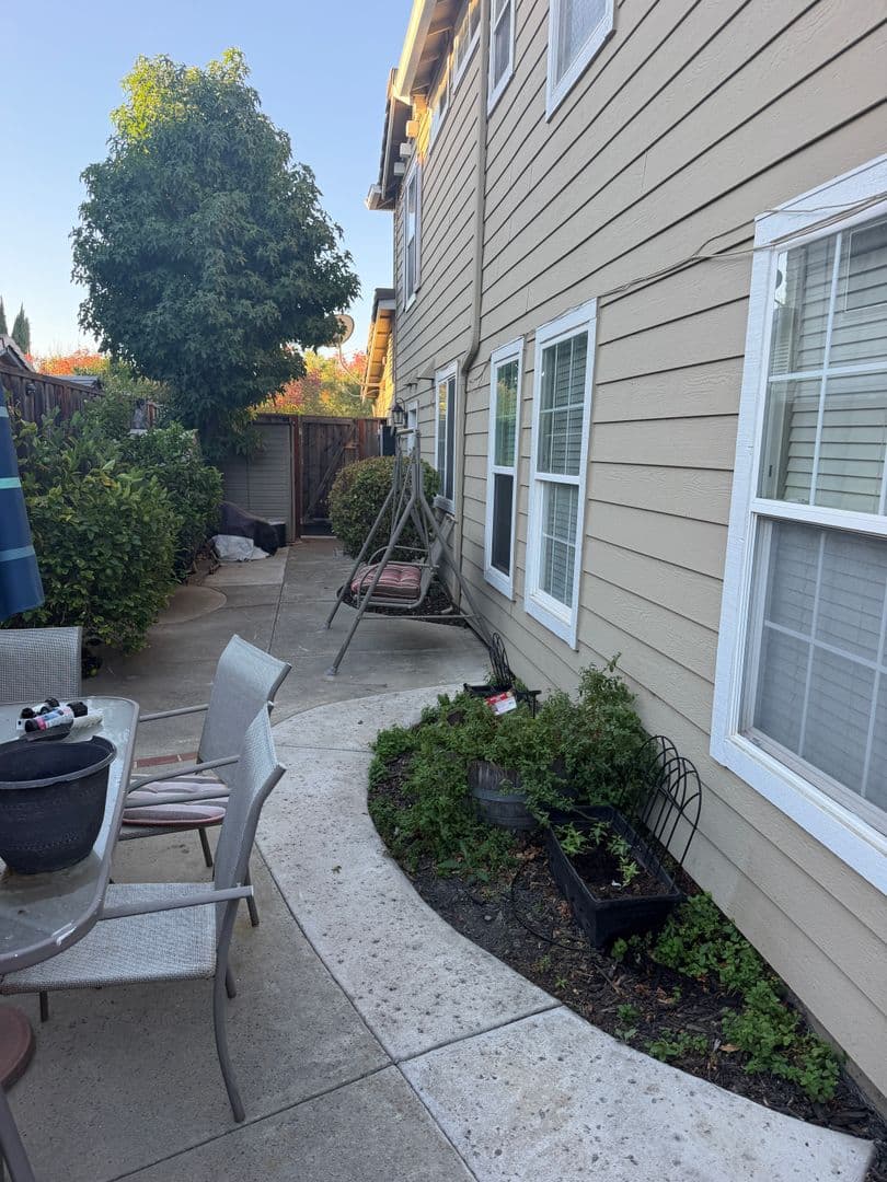 Livermore House: 6308 Scenic Ave
