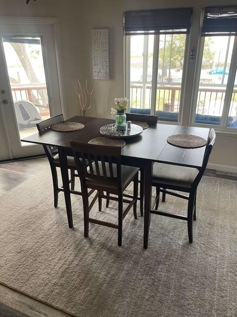 Bethel Island House: 1864 Taylor Rd A