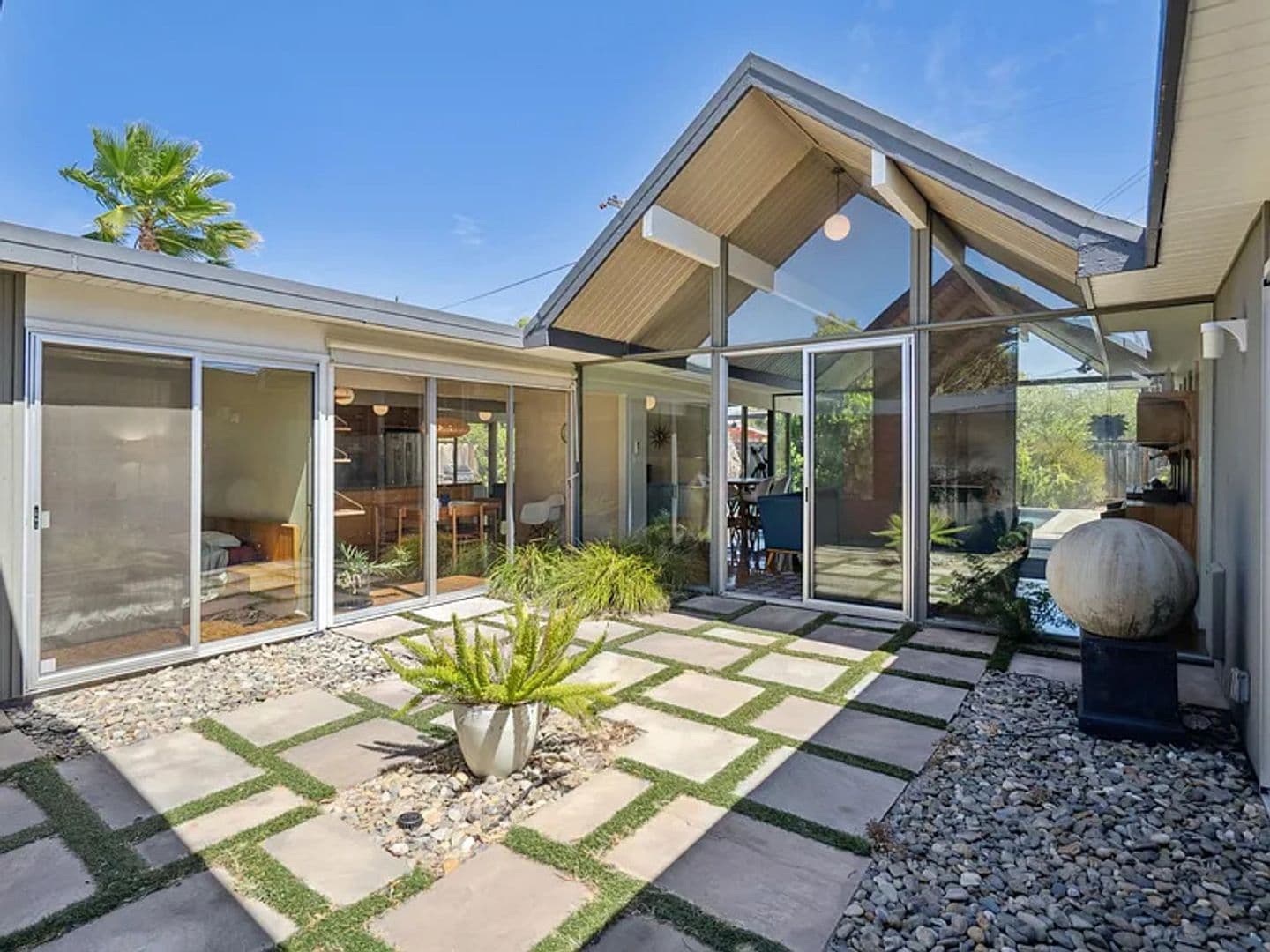Concord House: 3767 Gainsborough Dr