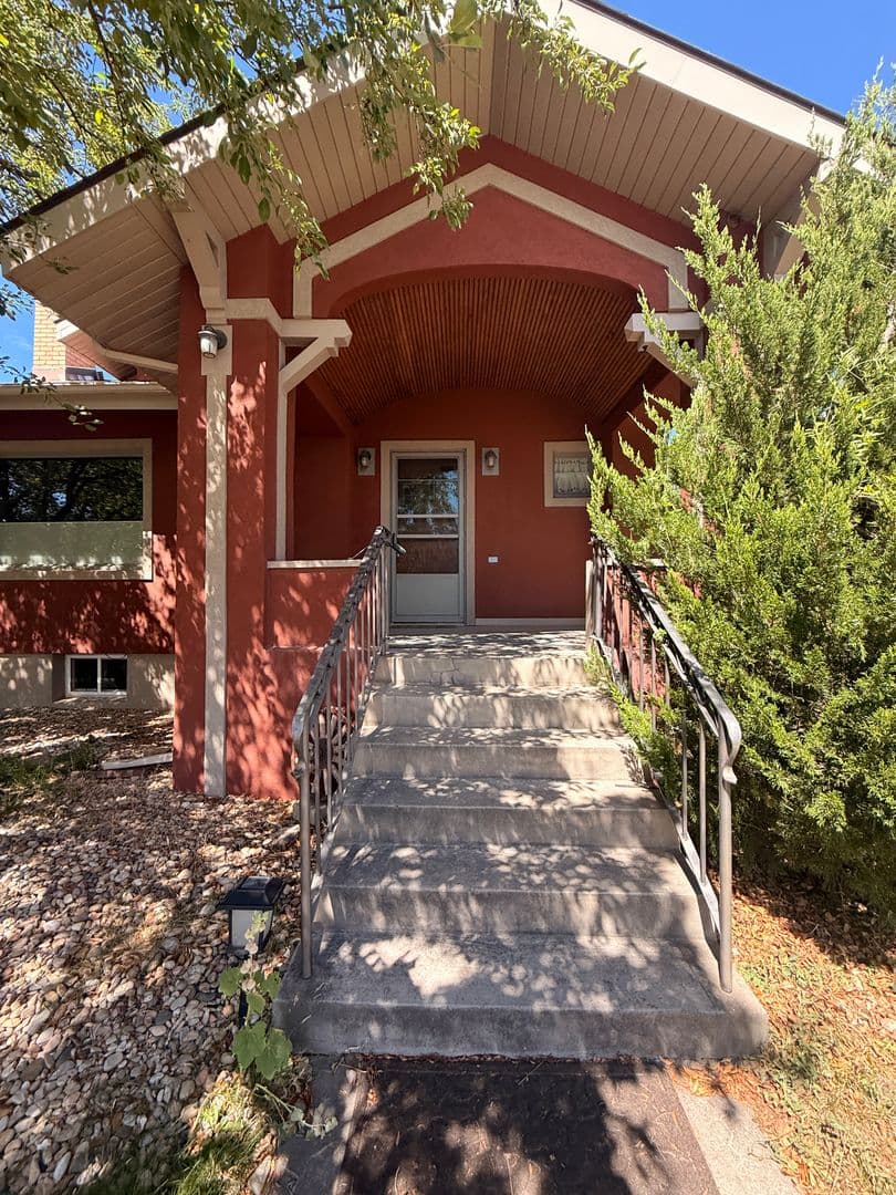 Laramie House: 609 E Garfield St