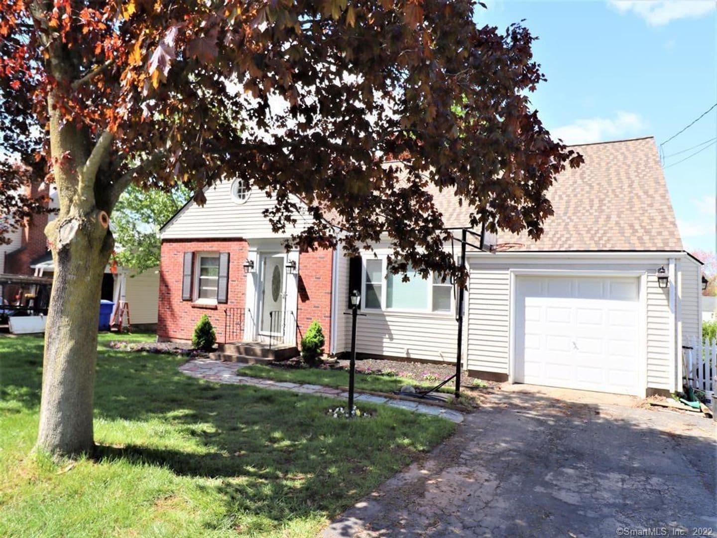 East Hartford House: 633 Oak St