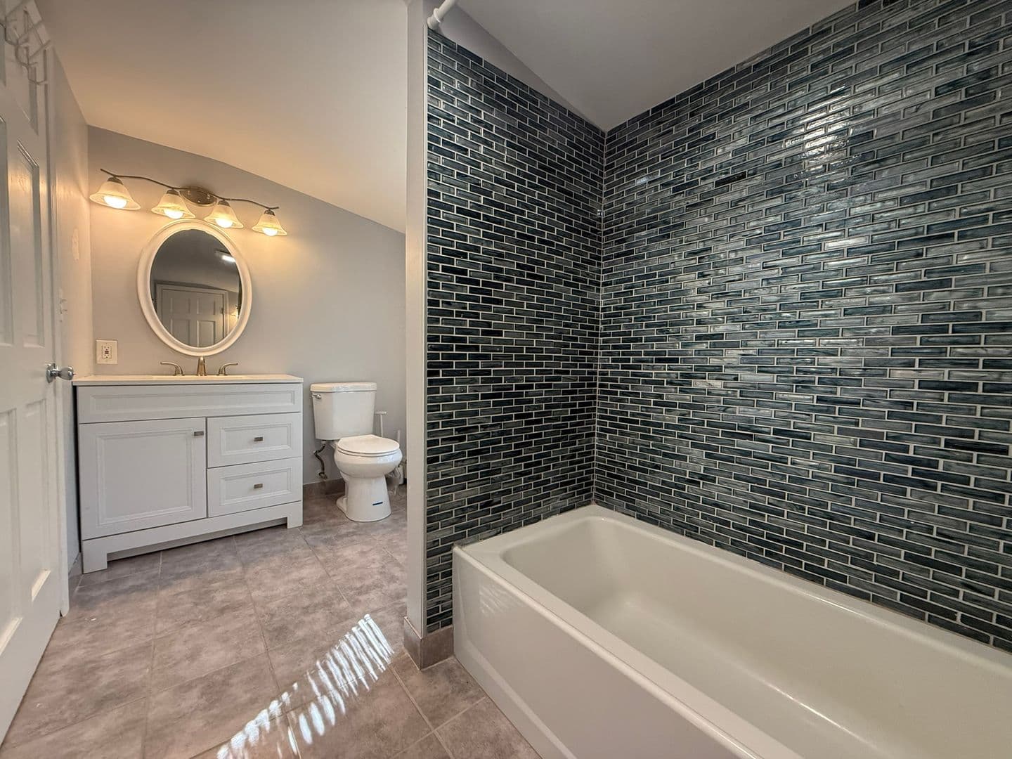 East Hartford House: 633 Oak St