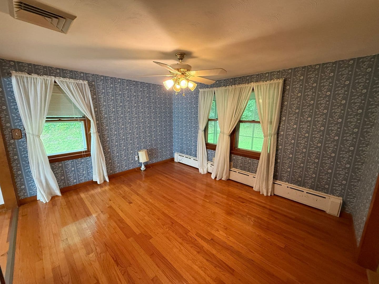 Broad Brook House: 117 Depot St