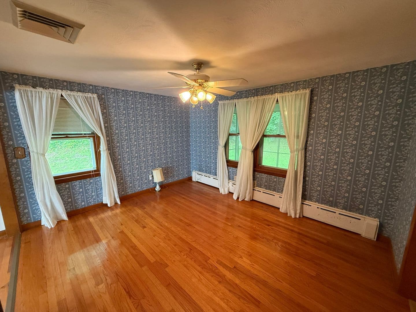 Broad Brook House: 117 Depot St